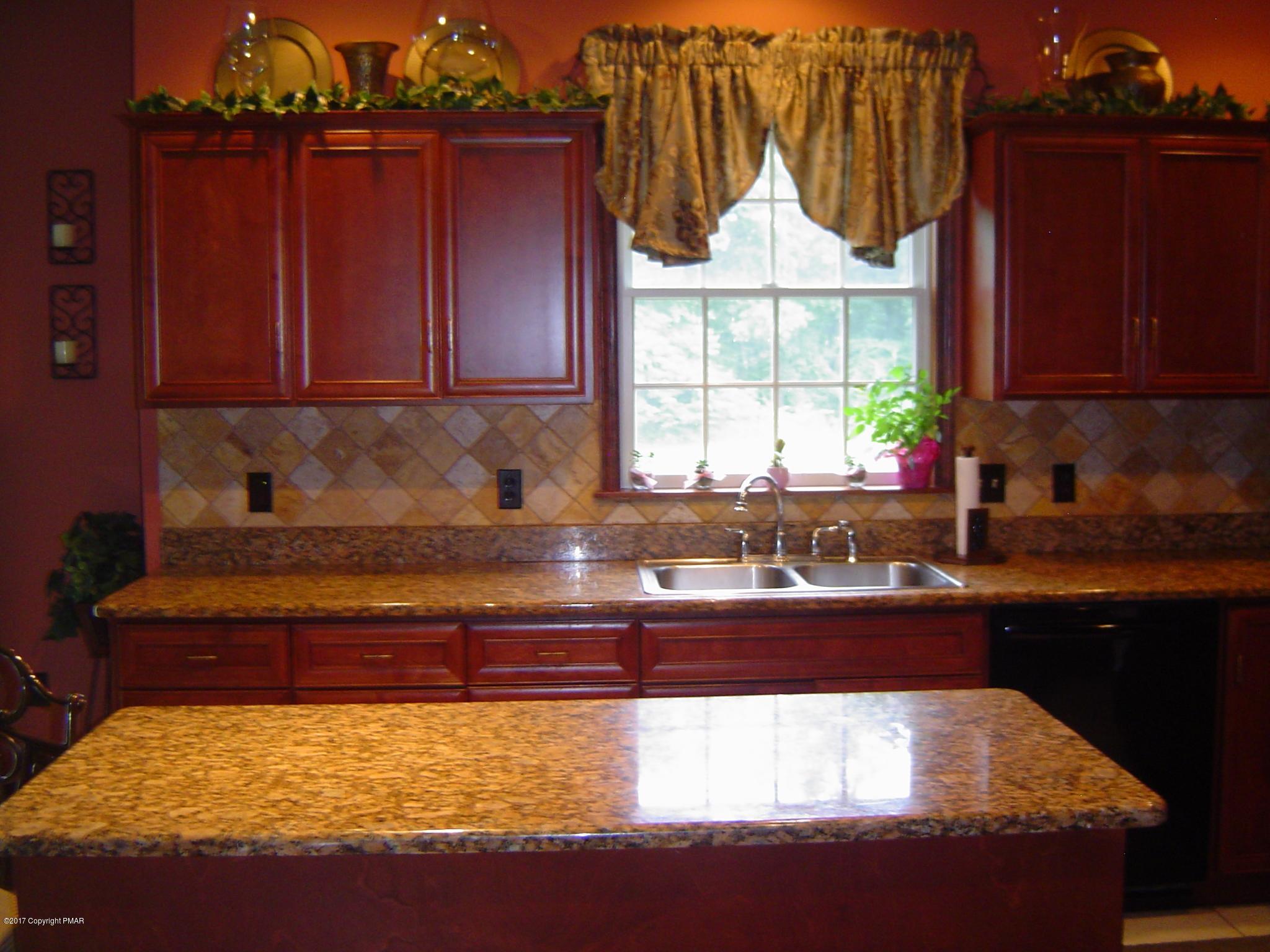 320 Springfield Drive Bangor, PA 18013 - Photo 12 of 36 KITCHEN - CENTER ISLAND