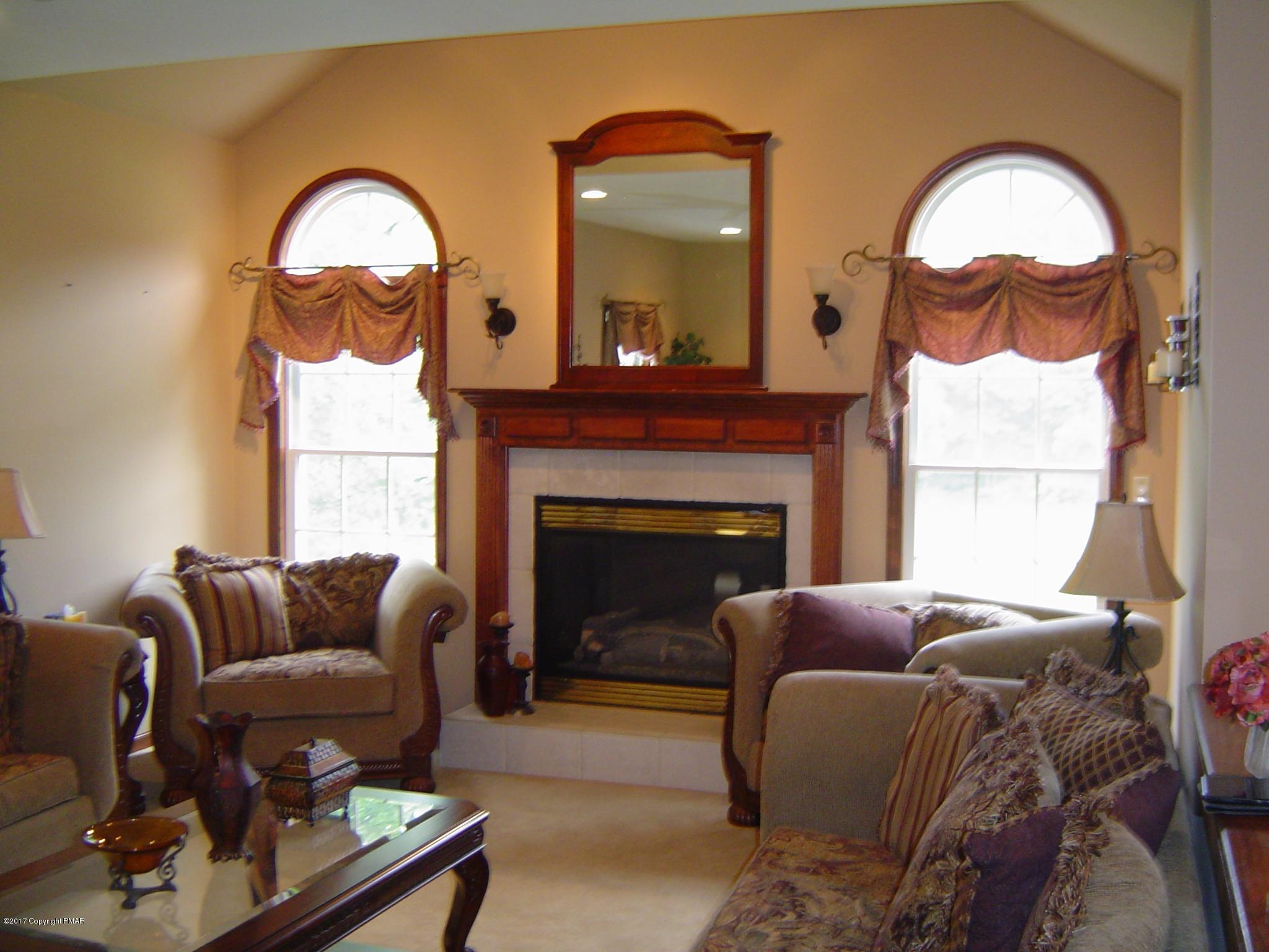 320 Springfield Drive Bangor, PA 18013 - Photo 6 of 36 GREAT ROOM