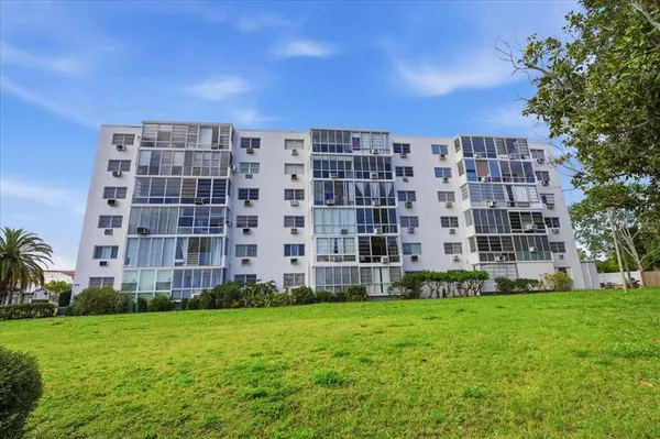 $149,900 | 200 North Betty Lane, Unit 1C, Clearwater, FL 33755