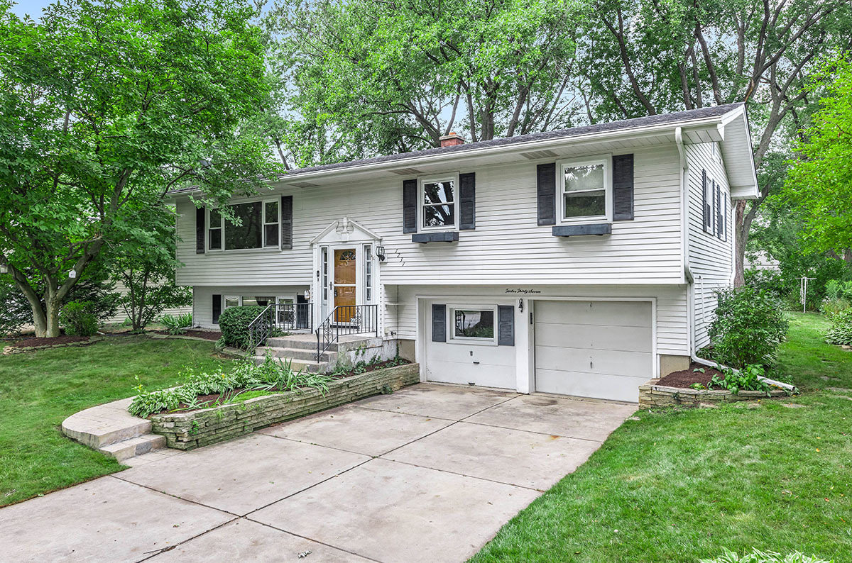 1237 Cardinal Lane Naperville, IL 60540 - Photo 2 of 25