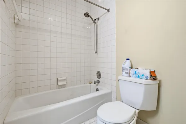$179,999 | 6337 Roosevelt Road, Unit 114, Berwyn, IL 60402