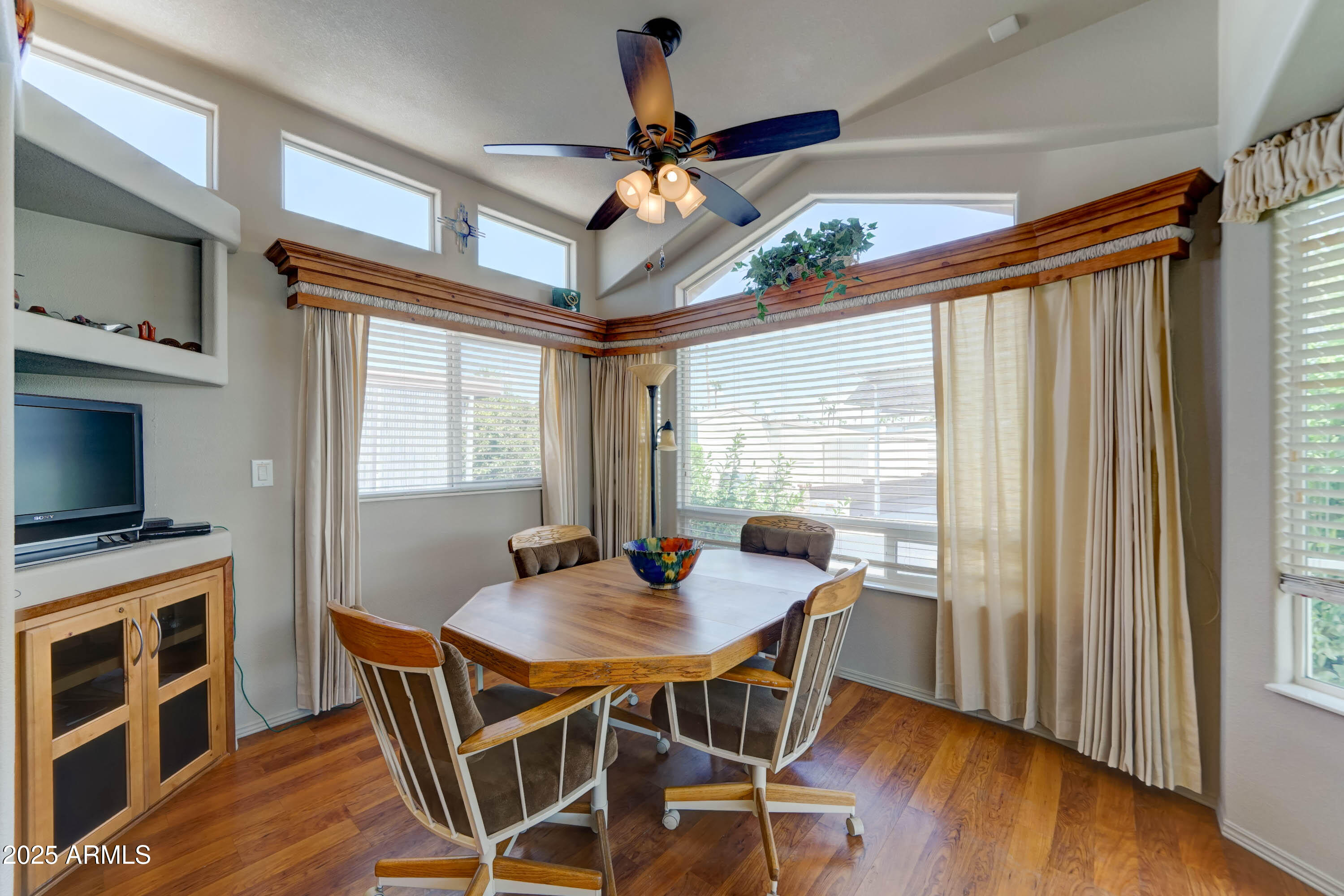 111 South Greenfield Road, Unit 166 Mesa, AZ 85206 - Photo 6 of 28 room for dining or entertaining