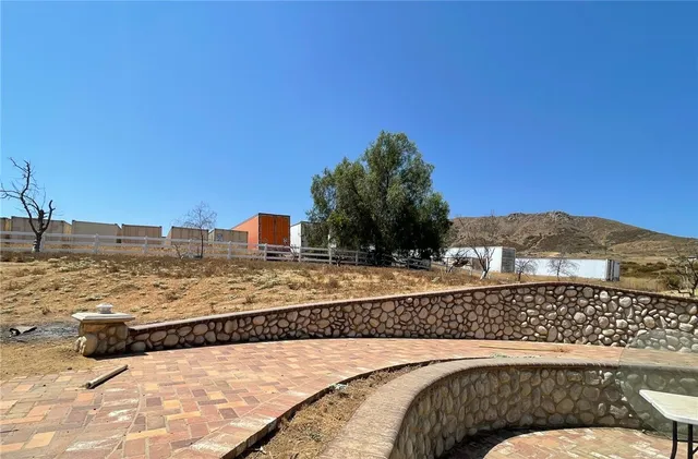 a view of a back yard