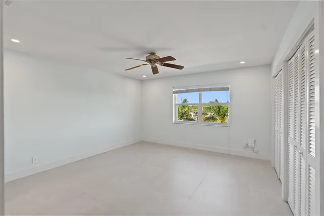 en empty room with windows and ceiling fan view