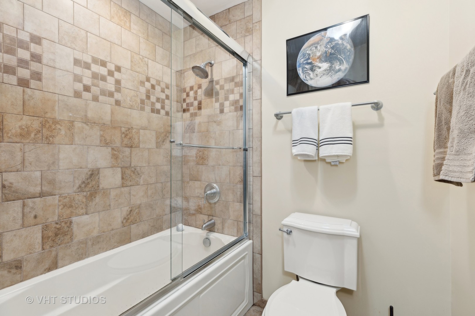 2919 Embassy Row Flossmoor, IL 60422 - Photo 13 of 20 a bathroom with a toilet and a shower