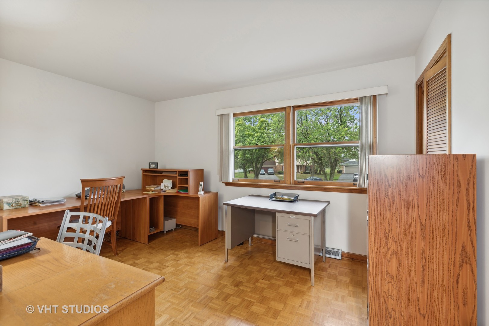 2919 Embassy Row Flossmoor, IL 60422 - Photo 14 of 20 a livingroom with workspace and a window