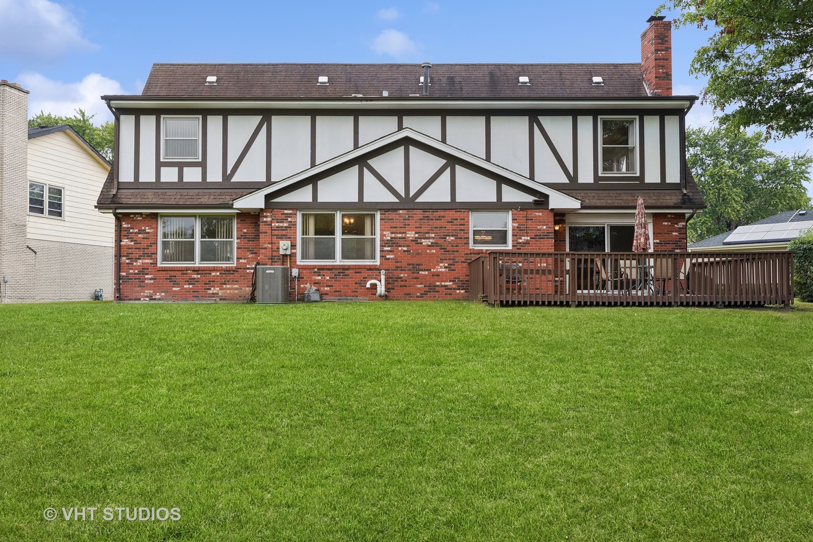 2919 Embassy Row Flossmoor, IL 60422 - Photo 19 of 20 a front view of a house with garden