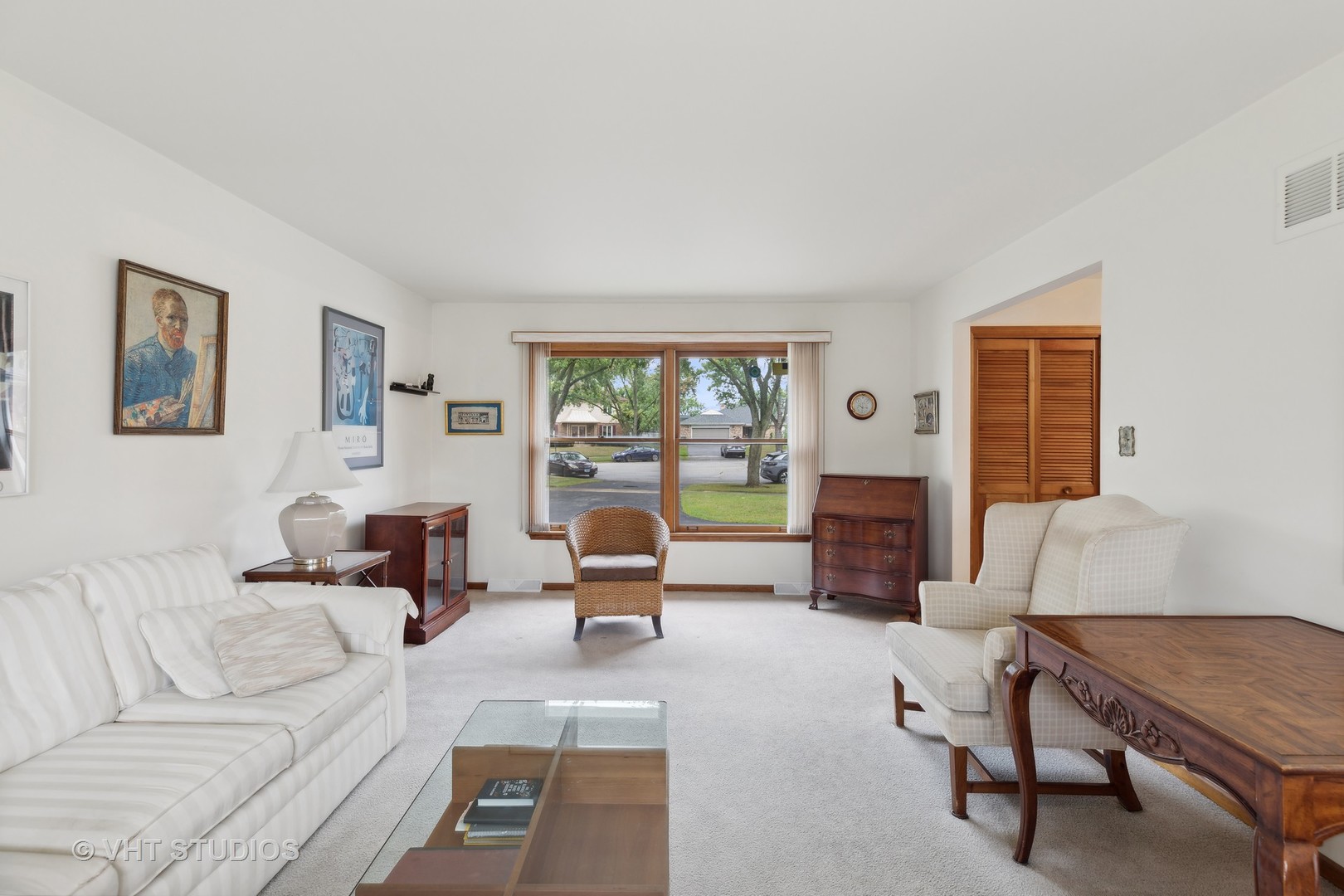 2919 Embassy Row Flossmoor, IL 60422 - Photo 4 of 20 a living room with furniture and a large window