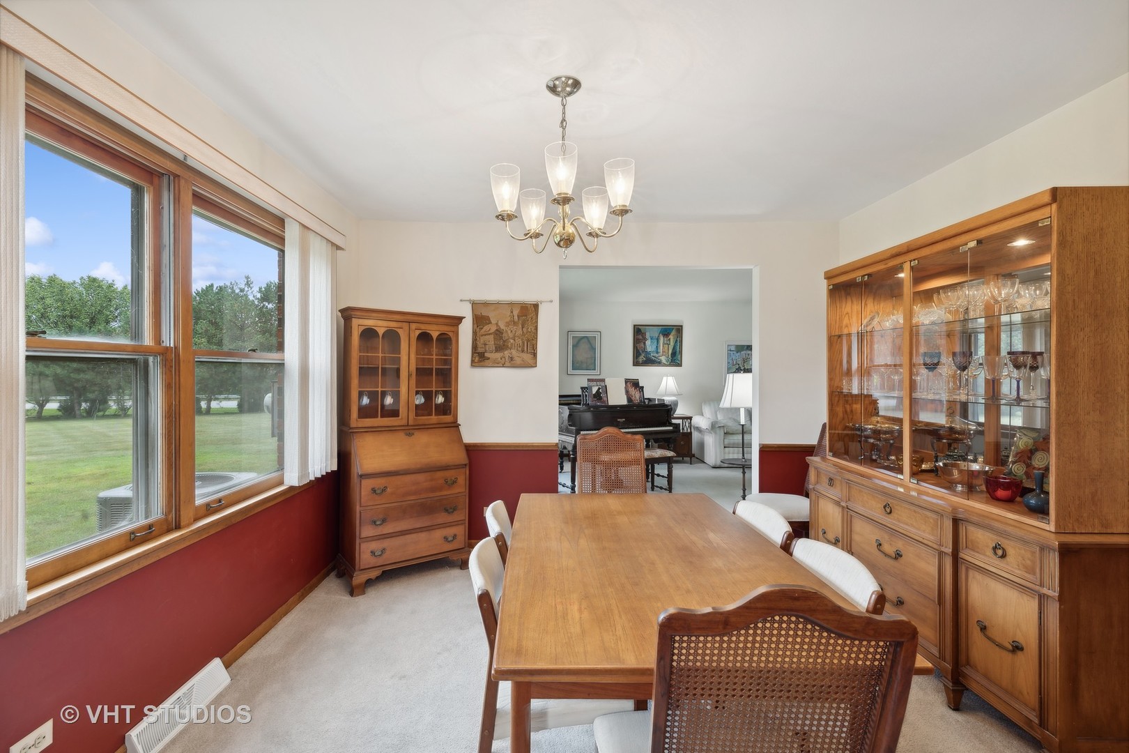 2919 Embassy Row Flossmoor, IL 60422 - Photo 7 of 20 a dining room with wooden floor and furniture