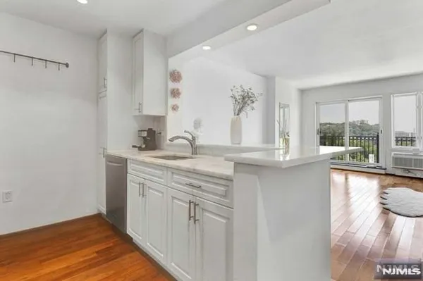 $2,900 | 3412 City Place, Edgewater, NJ 07020