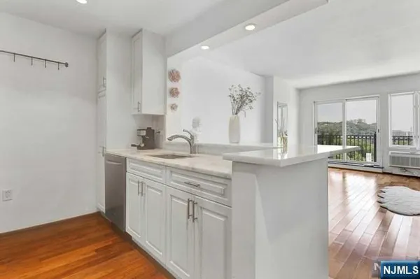 $2,900 | 3412 City Place, Edgewater, NJ 07020