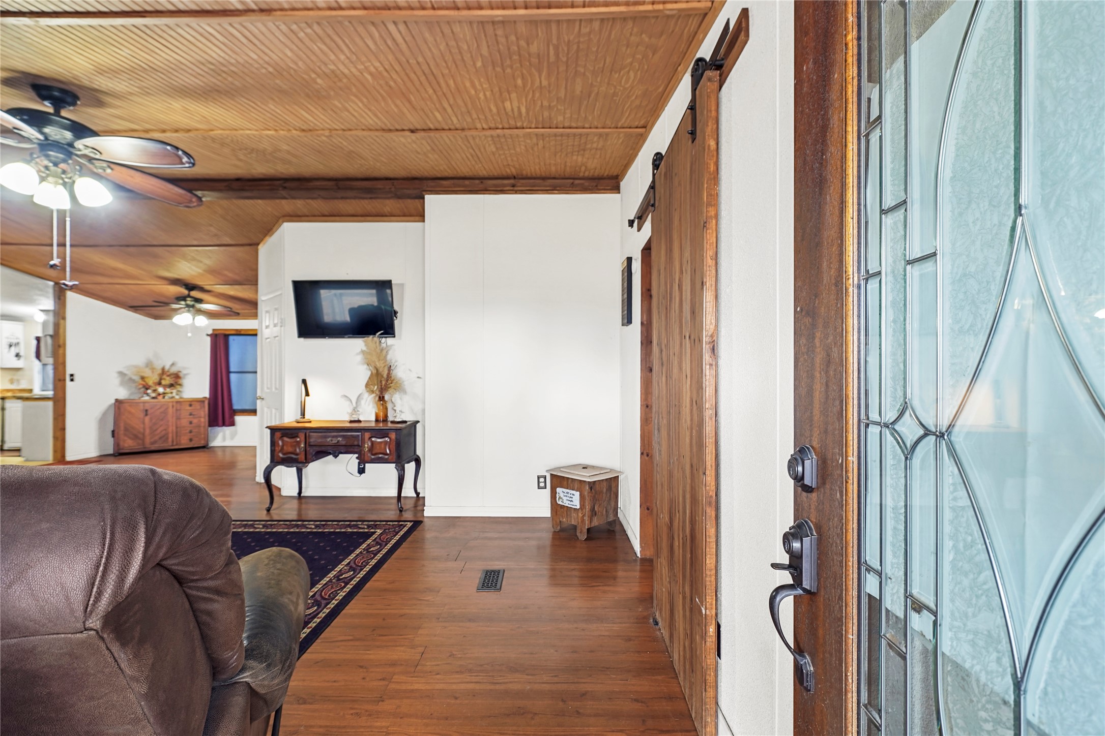 19645 Nordt Road Damon, TX 77430 - Photo 6 of 50 a living room with furniture and a flat screen tv