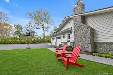 a small garden with a bench in the patio