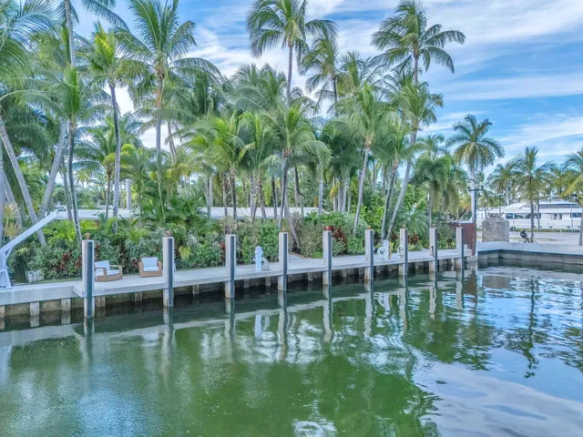 a view of a kitchen and dining area