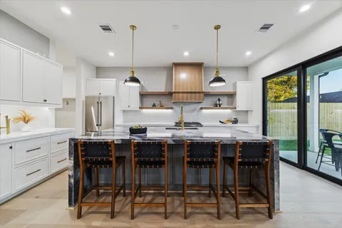$925,000 | 614 Eleanor Street, Houston, TX 77009