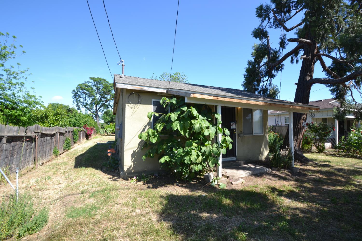 188 Justine Avenue Reedley, CA 93654 - Photo 2 of 20 a front view of a house with a garden