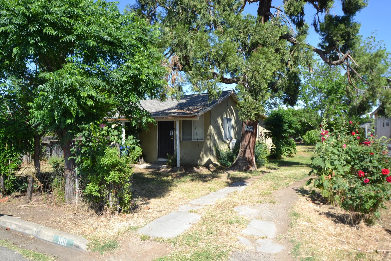 188 Justine Avenue Reedley, CA 93654 - Photo 2 of 21