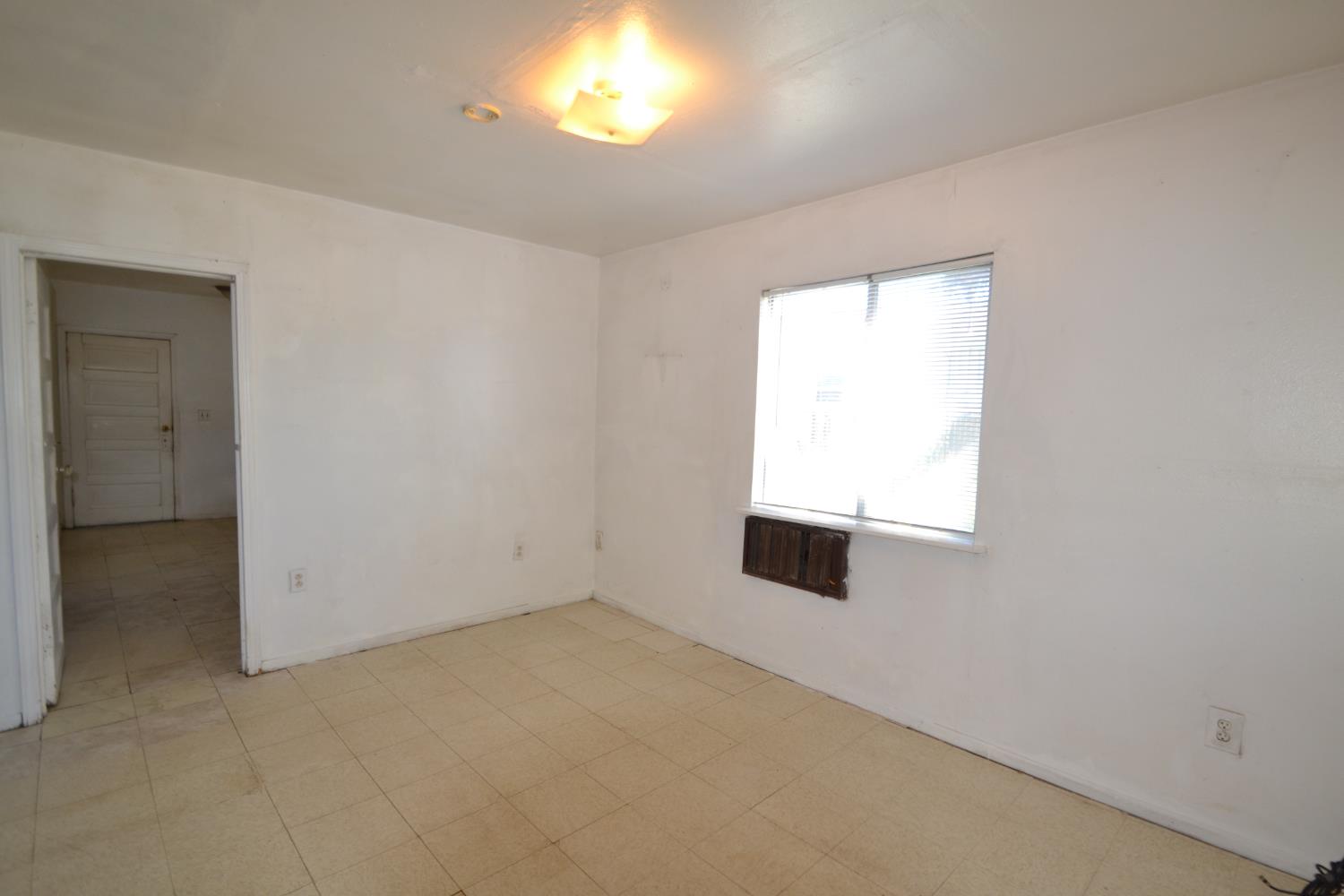 188 Justine Avenue Reedley, CA 93654 - Photo 4 of 20 an empty room with a window