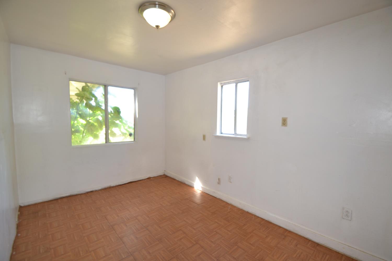 188 Justine Avenue Reedley, CA 93654 - Photo 9 of 20 an empty room with windows