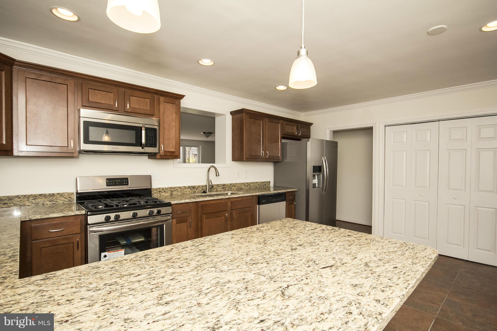 7 Delight Road Reisterstown, MD 21136 - Photo 6 of 28 Kitchen with Peninsula Counter