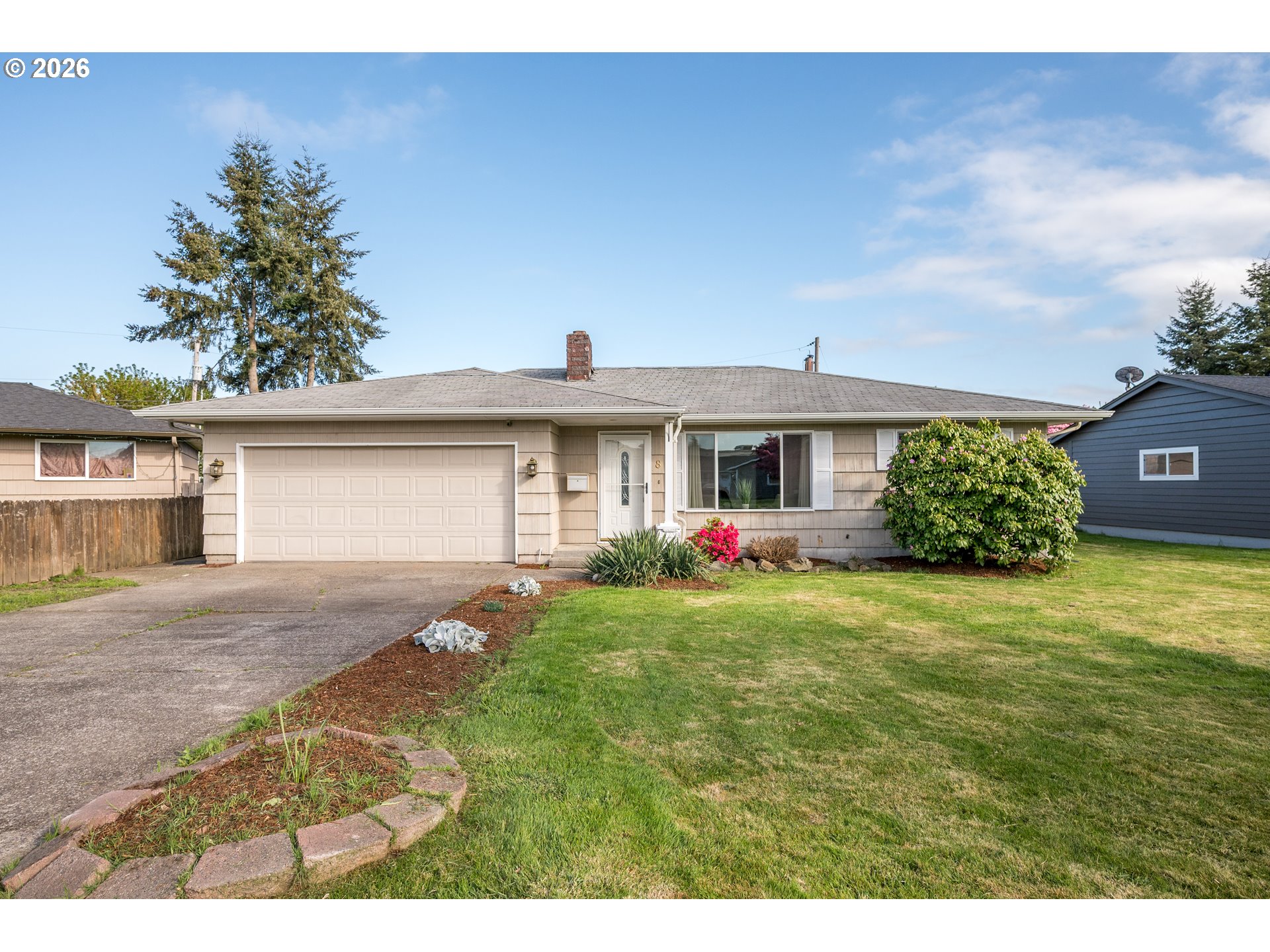 8 Terry Court Longview, WA 98632 - Photo 1 of 32 a front view of a house with garden