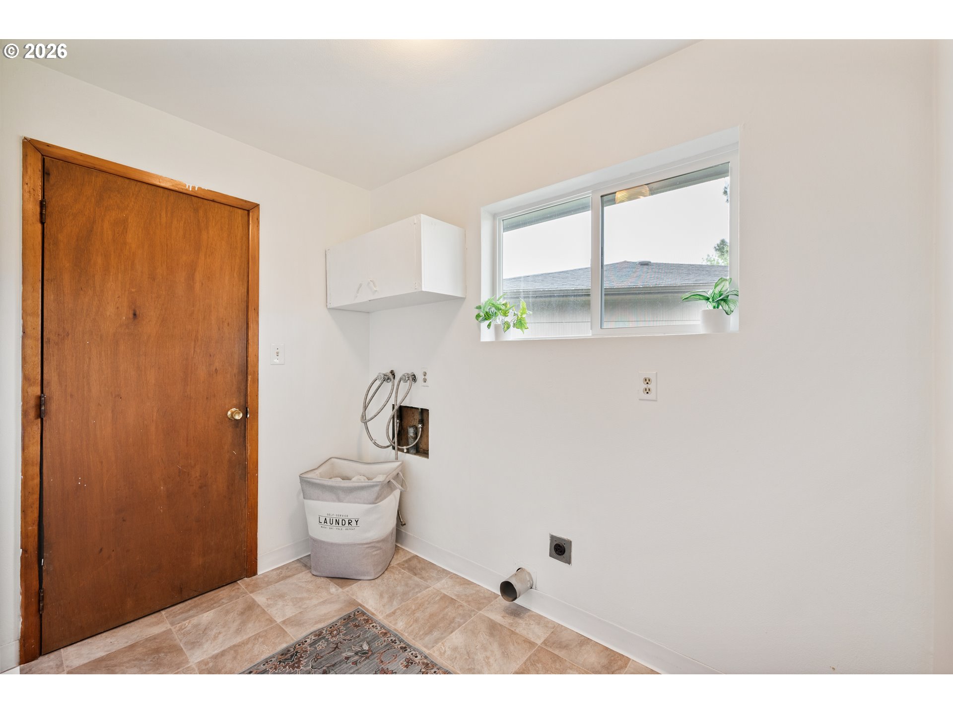 8 Terry Court Longview, WA 98632 - Photo 12 of 32 a bathroom with a toilet a sink and a window