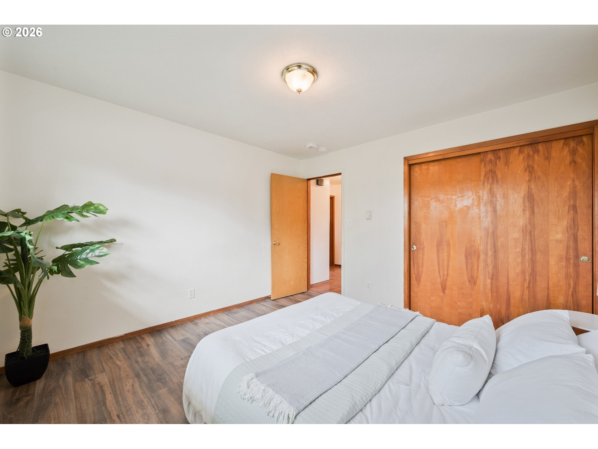 8 Terry Court Longview, WA 98632 - Photo 16 of 32 a bedroom with a bed and a potted plant