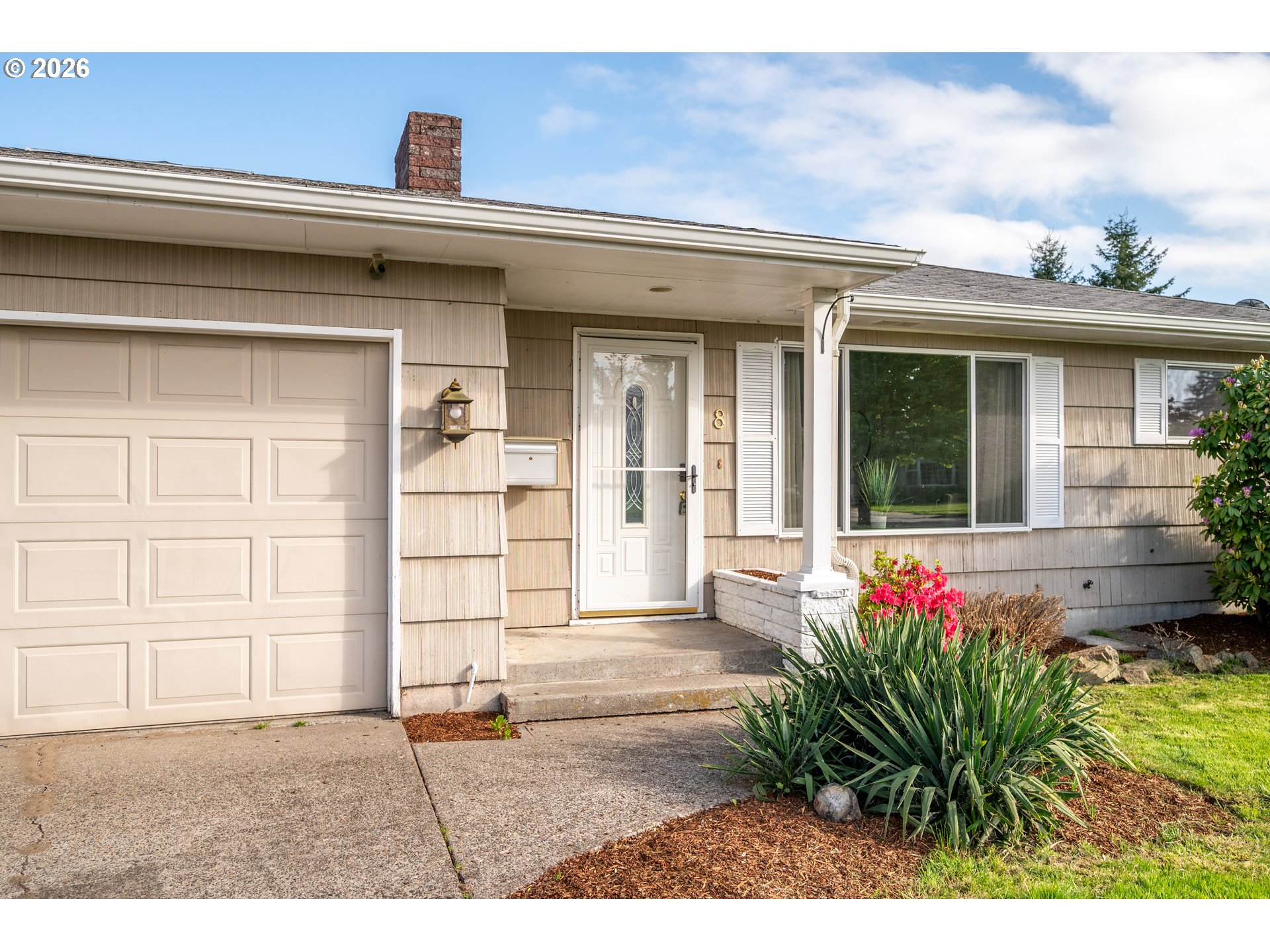 8 Terry Court Longview, WA 98632 - Photo 2 of 32 a view of a house with potted plants