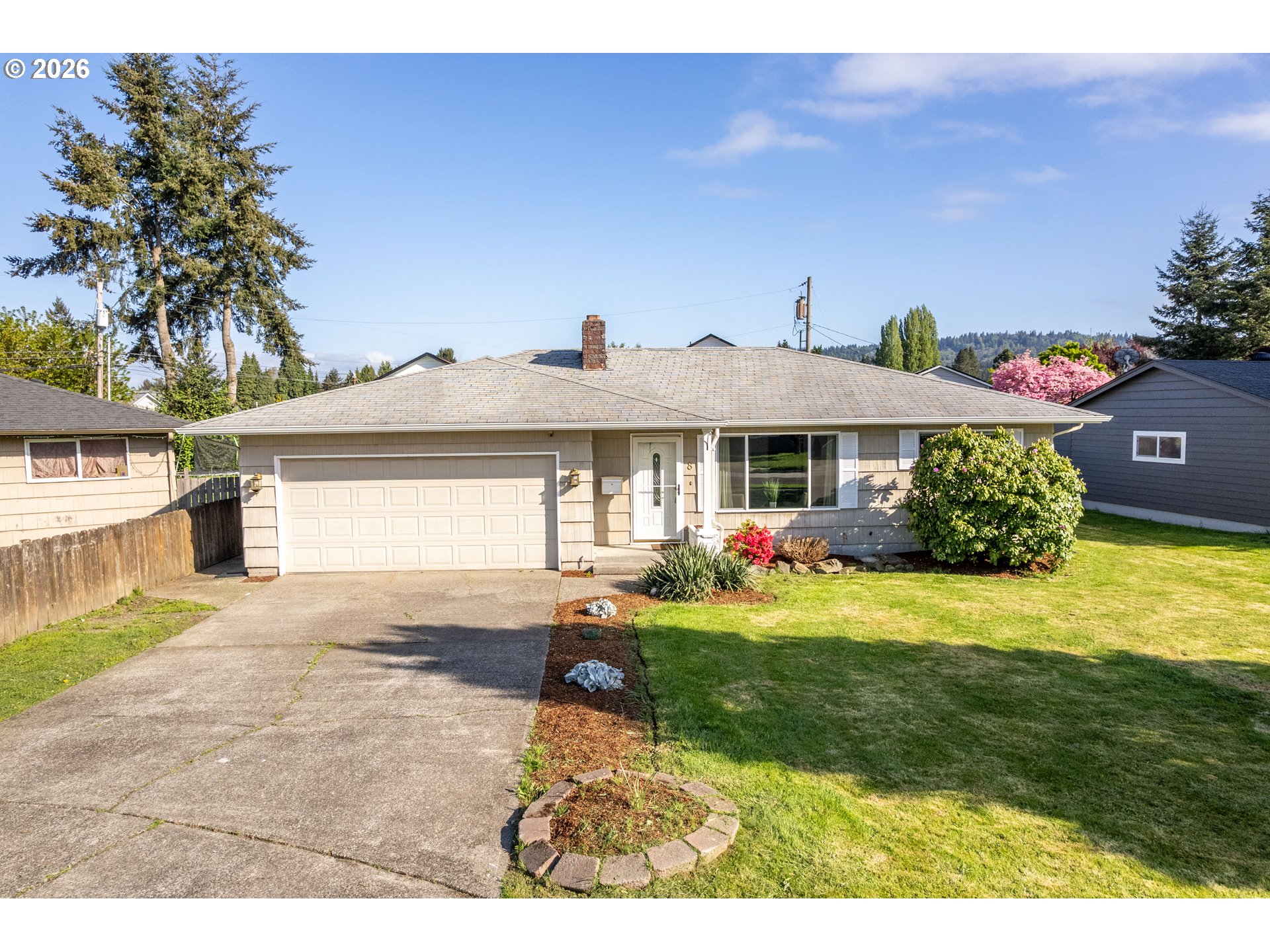 8 Terry Court Longview, WA 98632 - Photo 28 of 32 a front view of a house with garden