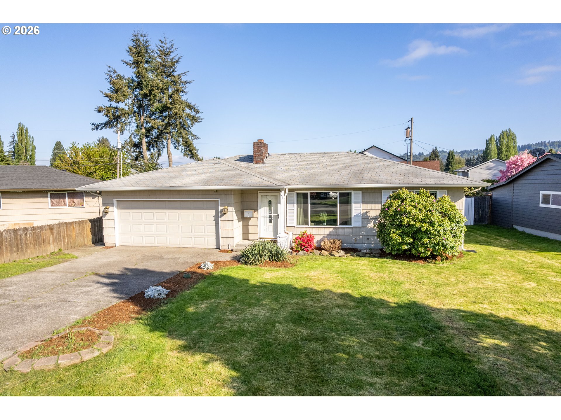 8 Terry Court Longview, WA 98632 - Photo 29 of 32 a front view of a house with a garden and porch