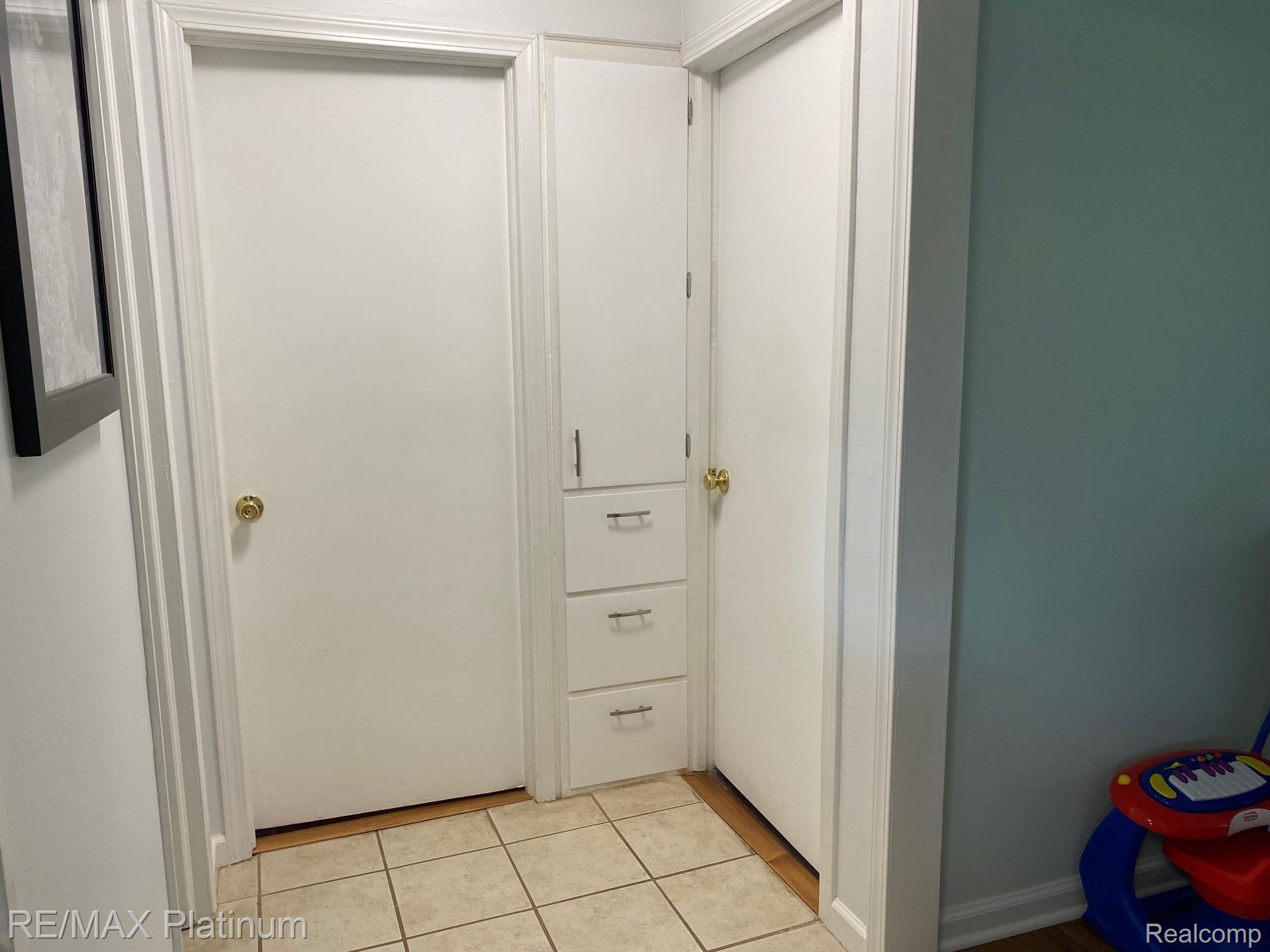 4450 North Eager Road Howell, MI 48855 - Photo 14 of 23 Hallway Built in