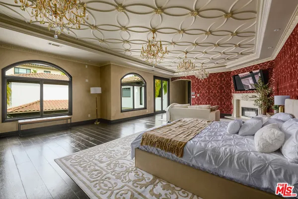 $7,995,000 | 4705 Los Feliz Boulevard, Los Angeles, CA 90027