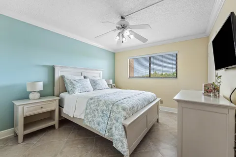 $215,000 | 7076 Huntington Lane, Unit 502, Delray Beach, FL 33446
