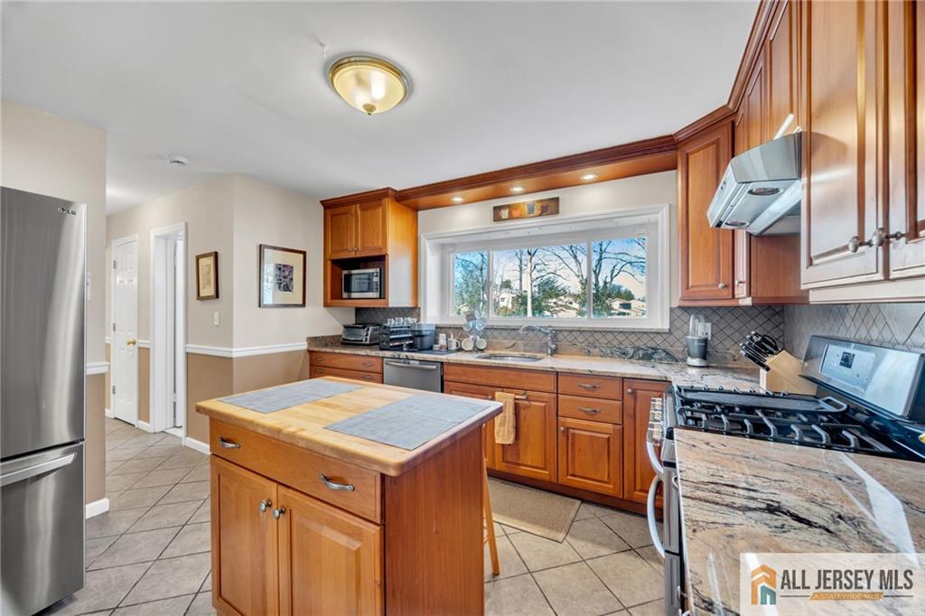 68 Hastings Road Kendall Park, NJ 08824 - Photo 14 of 38