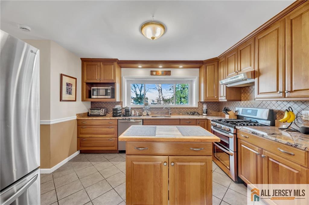 68 Hastings Road Kendall Park, NJ 08824 - Photo 15 of 38