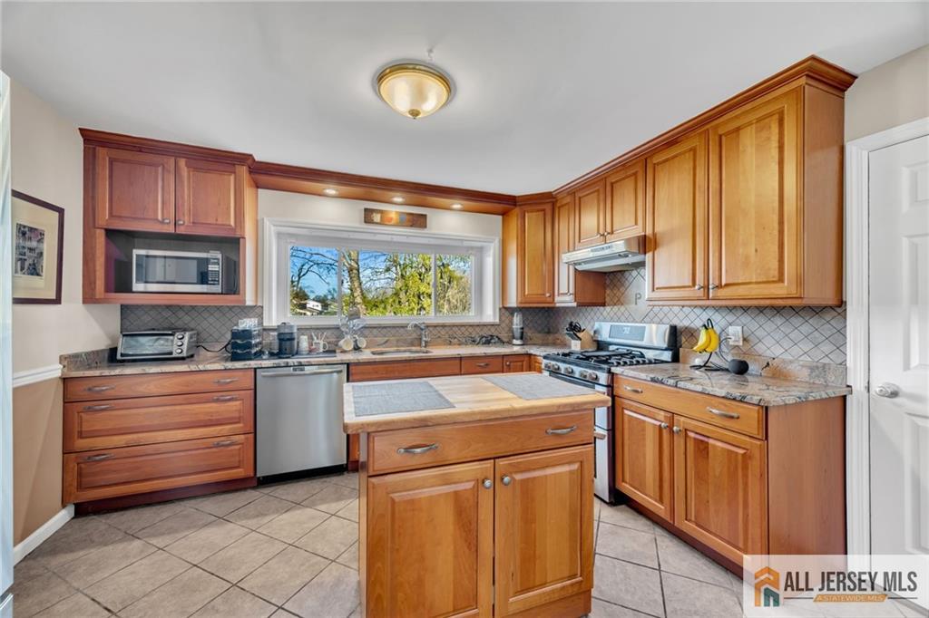 68 Hastings Road Kendall Park, NJ 08824 - Photo 16 of 38