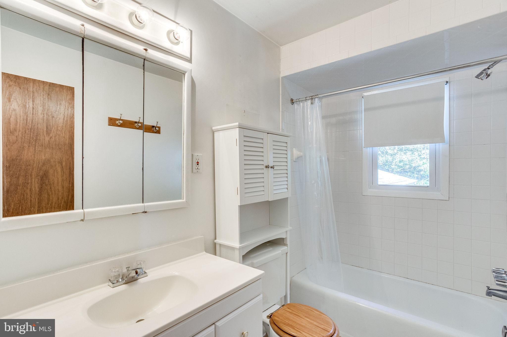 14049 Grayson Road Woodbridge, VA 22191 - Photo 17 of 31 Full Bath