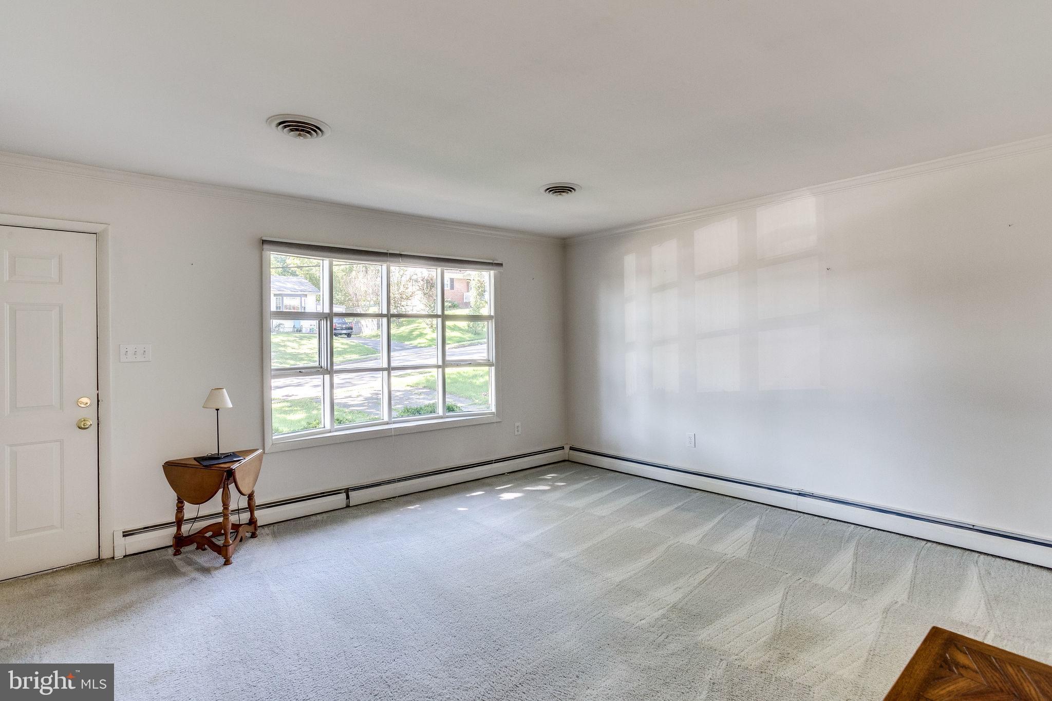 14049 Grayson Road Woodbridge, VA 22191 - Photo 5 of 31 Living Room