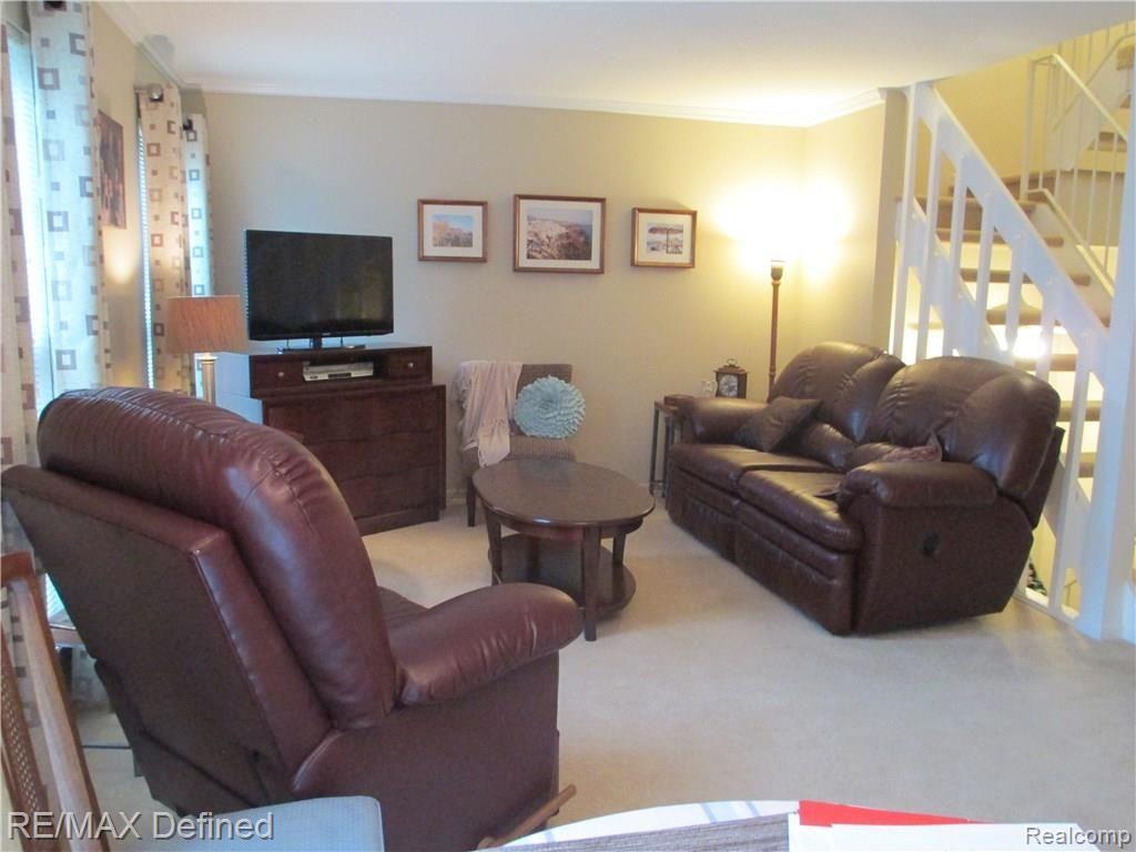 827 Langdon Court Rochester, MI 48307 - Photo 5 of 28 Living Room