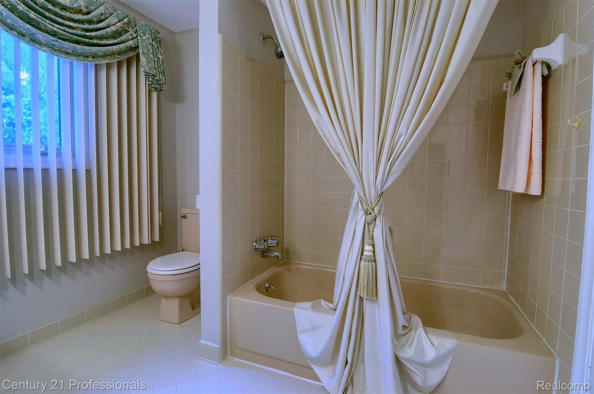 599 Middlebury Lane Rochester, MI 48309 - Photo 25 of 32 26-Bathroom 2nd View.jpg
