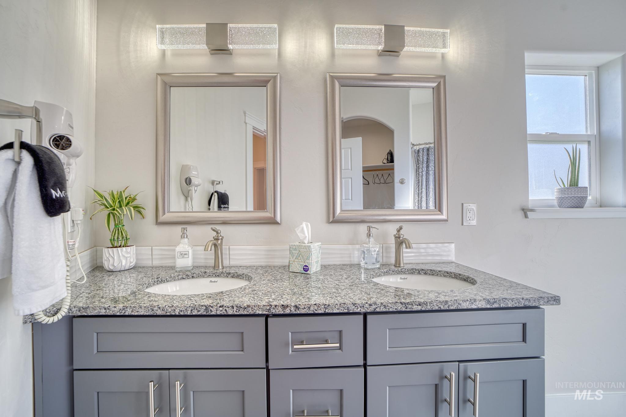1087 Easy Avenue Twin Falls, ID 83301 - Photo 12 of 25 Bathroom featuring double vanity and curtained shower