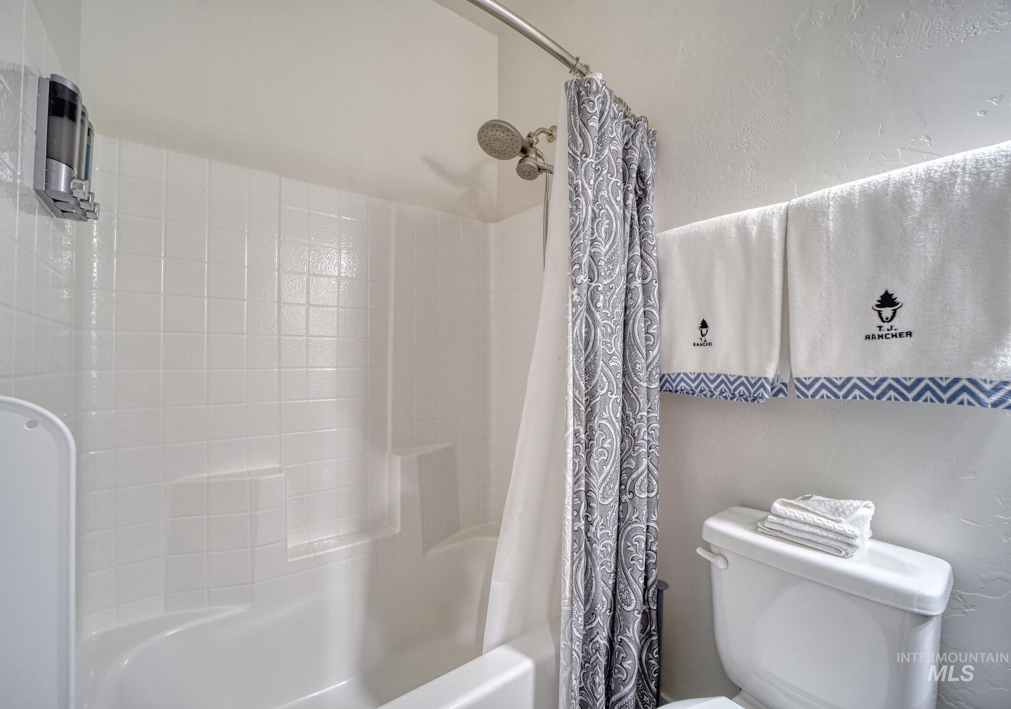 1087 Easy Avenue Twin Falls, ID 83301 - Photo 15 of 25 Bathroom featuring shower / bath combo with shower curtain and toilet