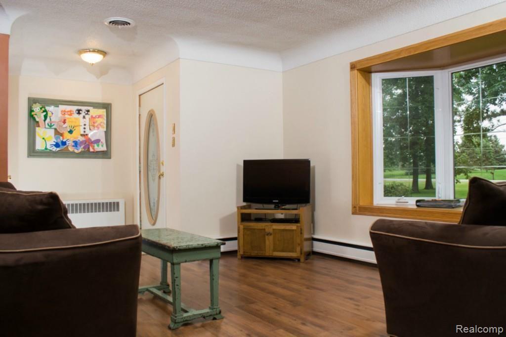 1350 West Thompson Road Fenton, MI 48430 - Photo 7 of 16 IMG_0136-10.jpg