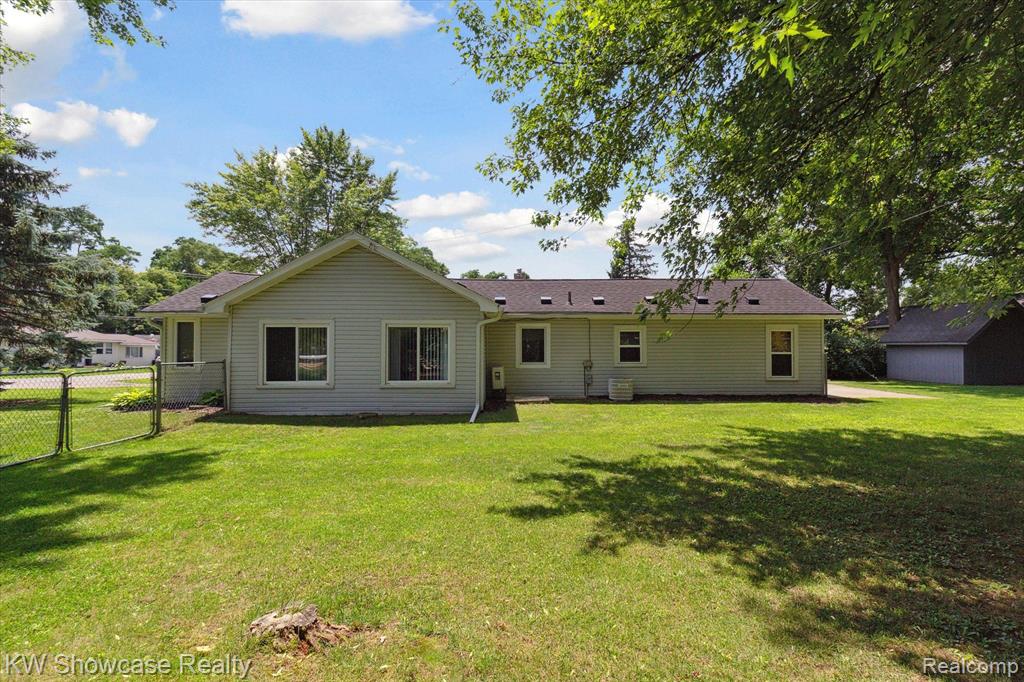 890 Farnsworth Road White Lake, MI 48386 - Photo 39 of 42