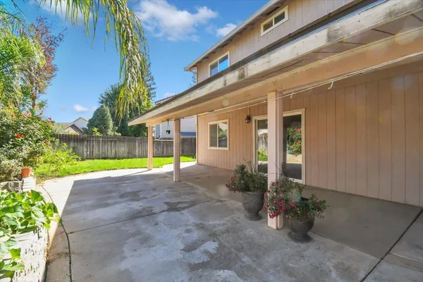 a view of a house with backyard and garden