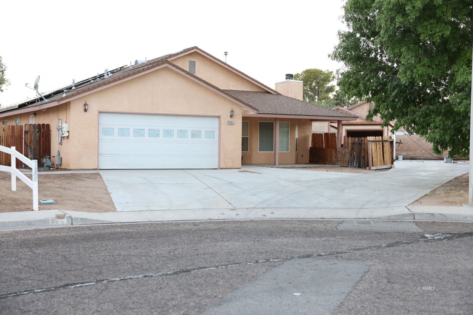 425 Christopher Court Ridgecrest, CA 93555 - Photo 32 of 36 a view of a house with a outdoor space