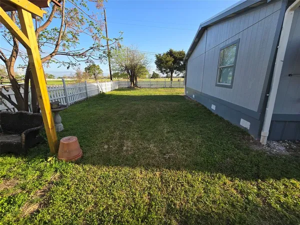 $180,000 | 813 West 12th Street, Cameron, TX 76520