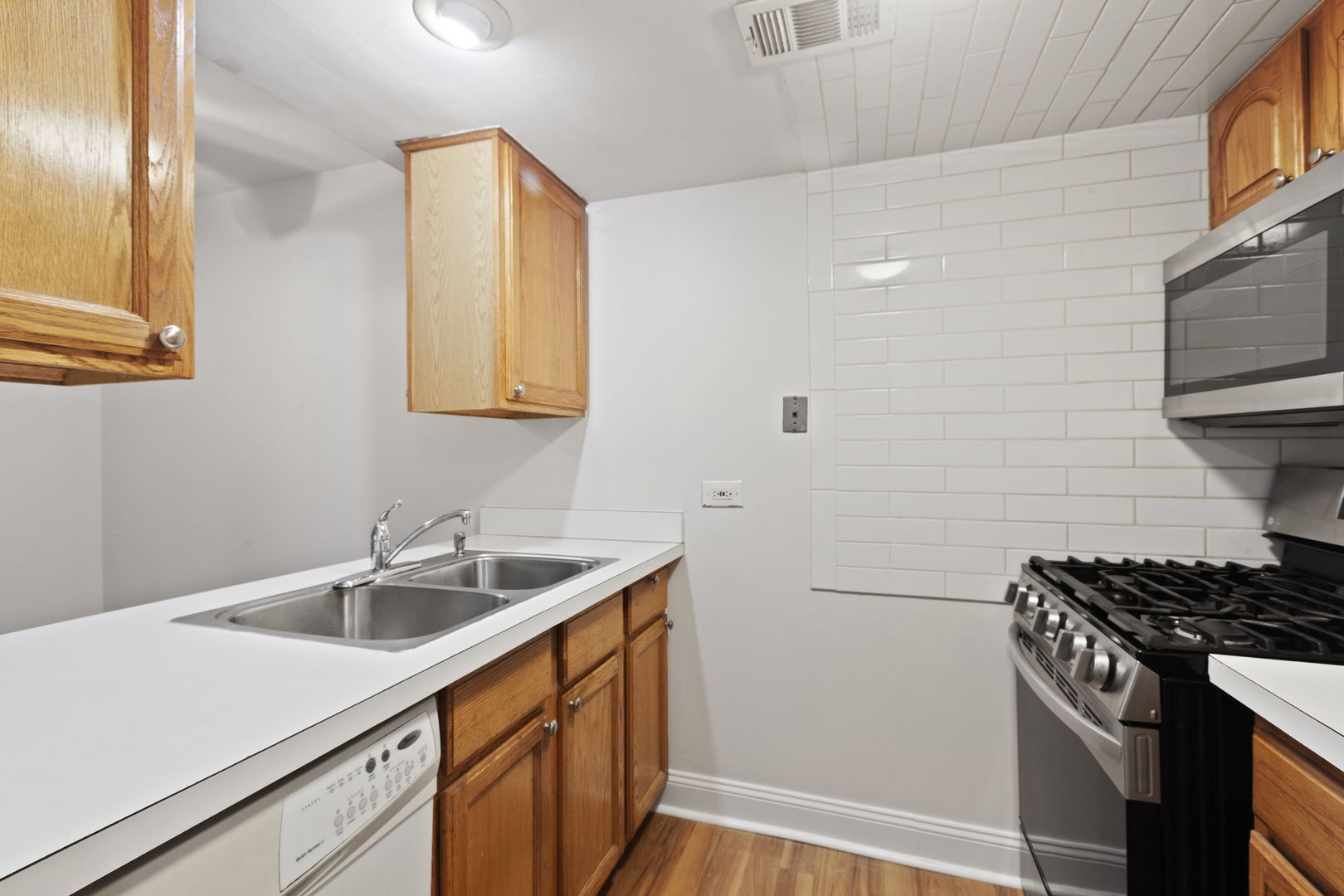 1975 Kenilworth Circle, Unit B Hoffman Estates, IL 60169 - Photo 5 of 21 a kitchen with a sink stove and refrigerator