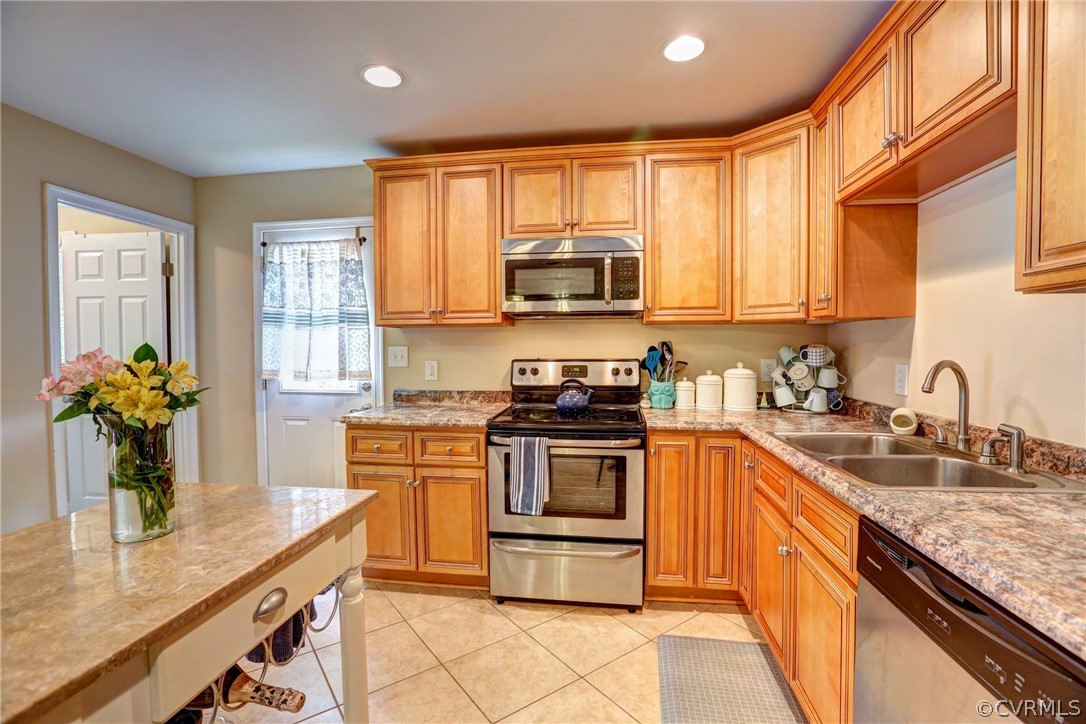 3909 Bronholly Road Chesterfield, VA 23832 - Photo 18 of 38 a kitchen with stainless steel appliances granite countertop a sink a stove and cabinets