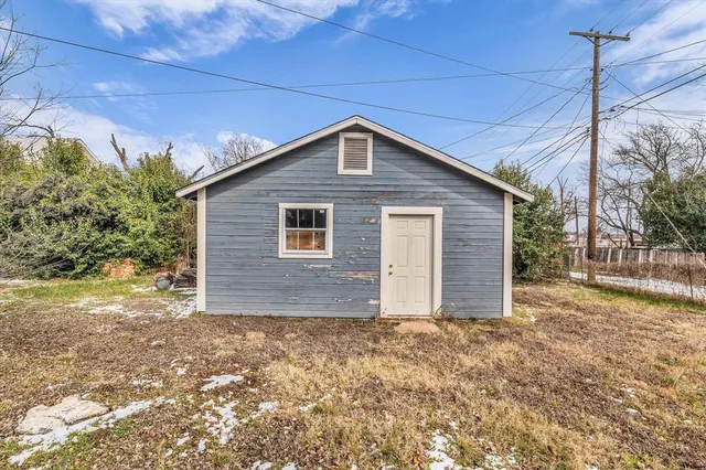 a view of a backyard